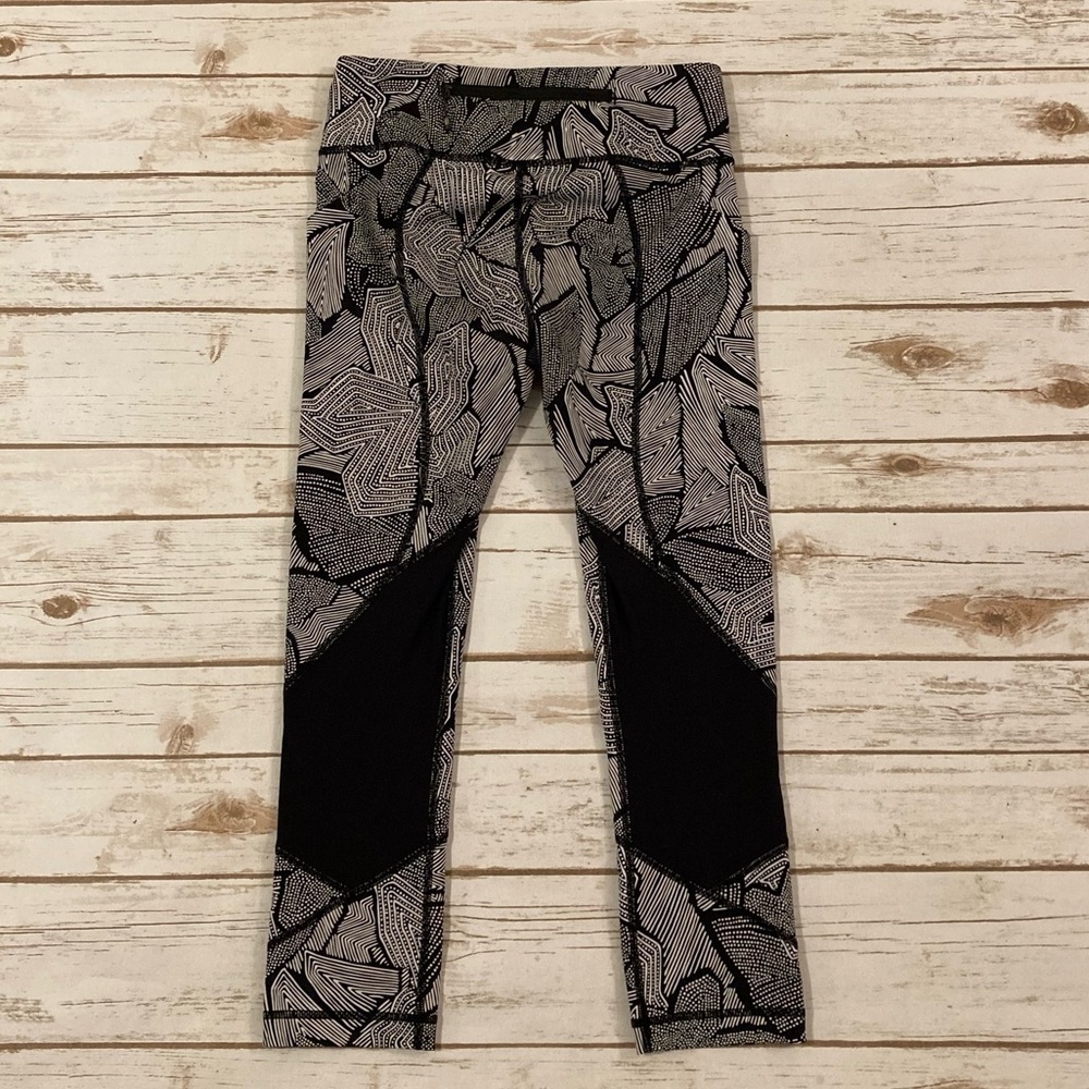 Lululemon Pace Revival Cropped Dottie Tribe Wht/Black With Mesh Panels Leggings - Picture 7 of 12